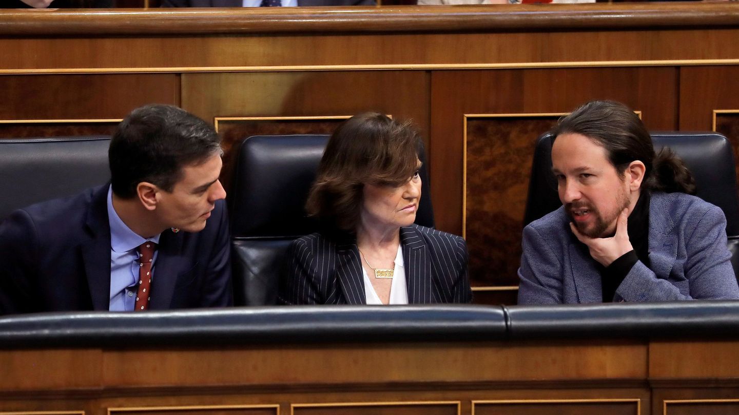 Pedro Sánchez, Carmen Calvo y Pablo Iglesias, en el Congreso. (EFE)