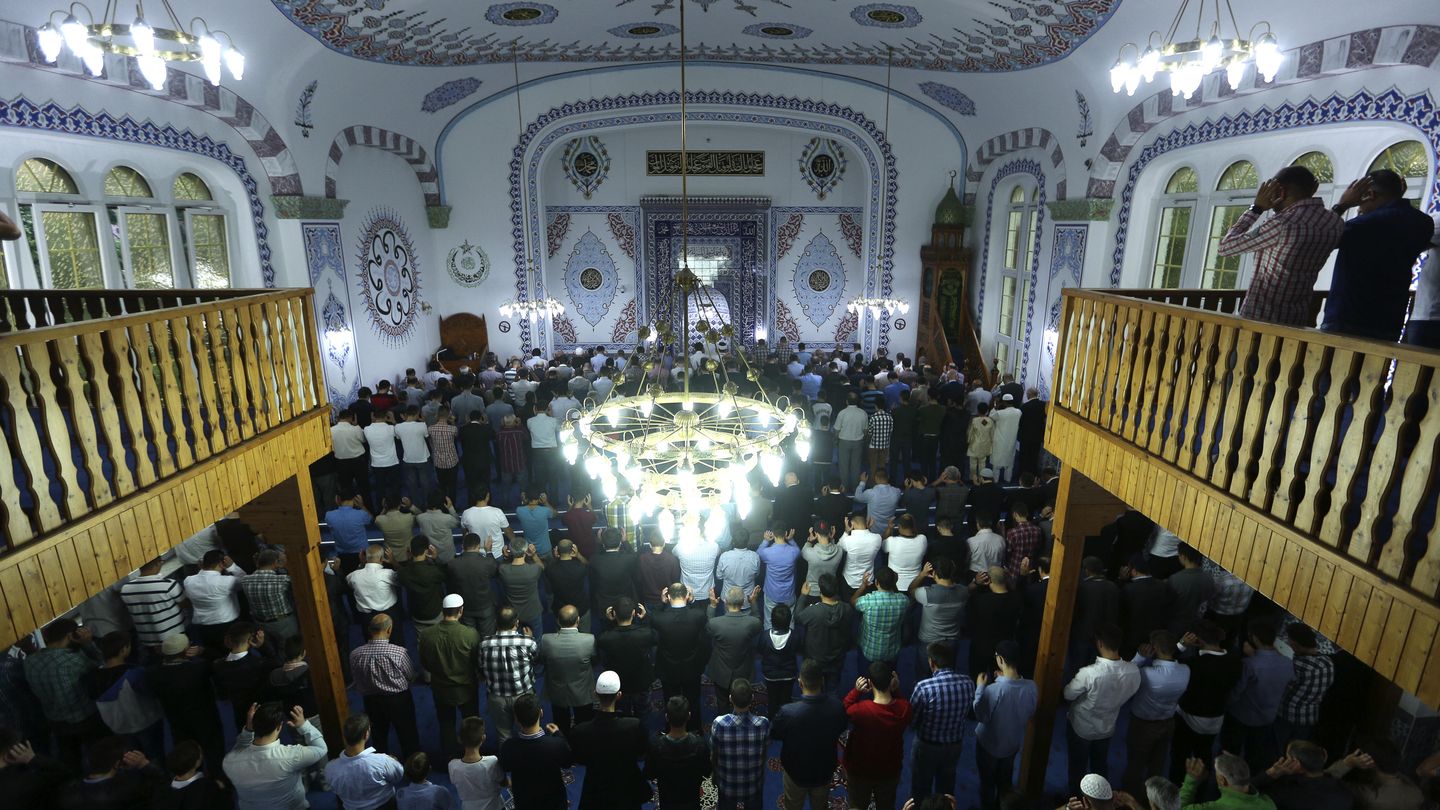 Musulmanes alemanes rezan en la mezquita Merkez Buyuk Cami, en Dortmund, en julio de 2015. (Reuters)