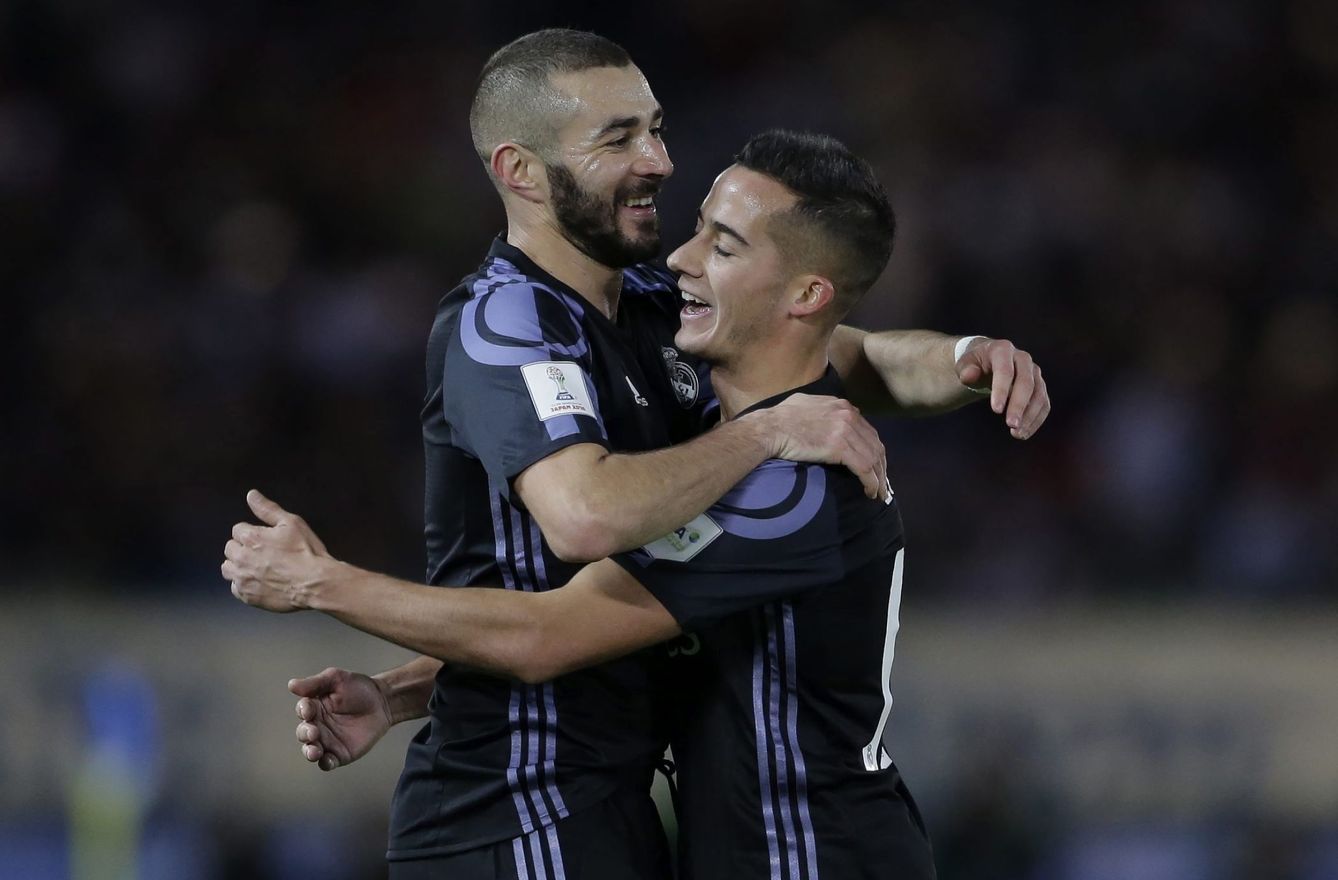 Lucas, el mejor del Madrid, abraza a Benzema tras su gol (Kiyoshi Ota/EFE).