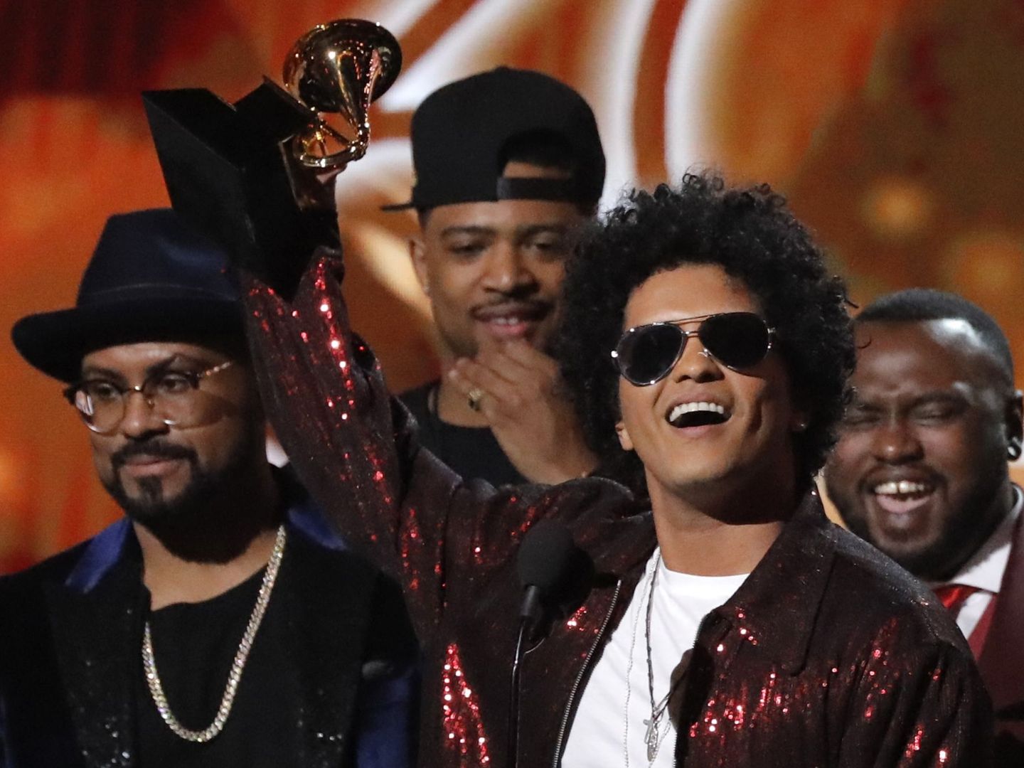 Bruno Mars tras ser premiado en la ceremonia de los Grammys. (Reuters)