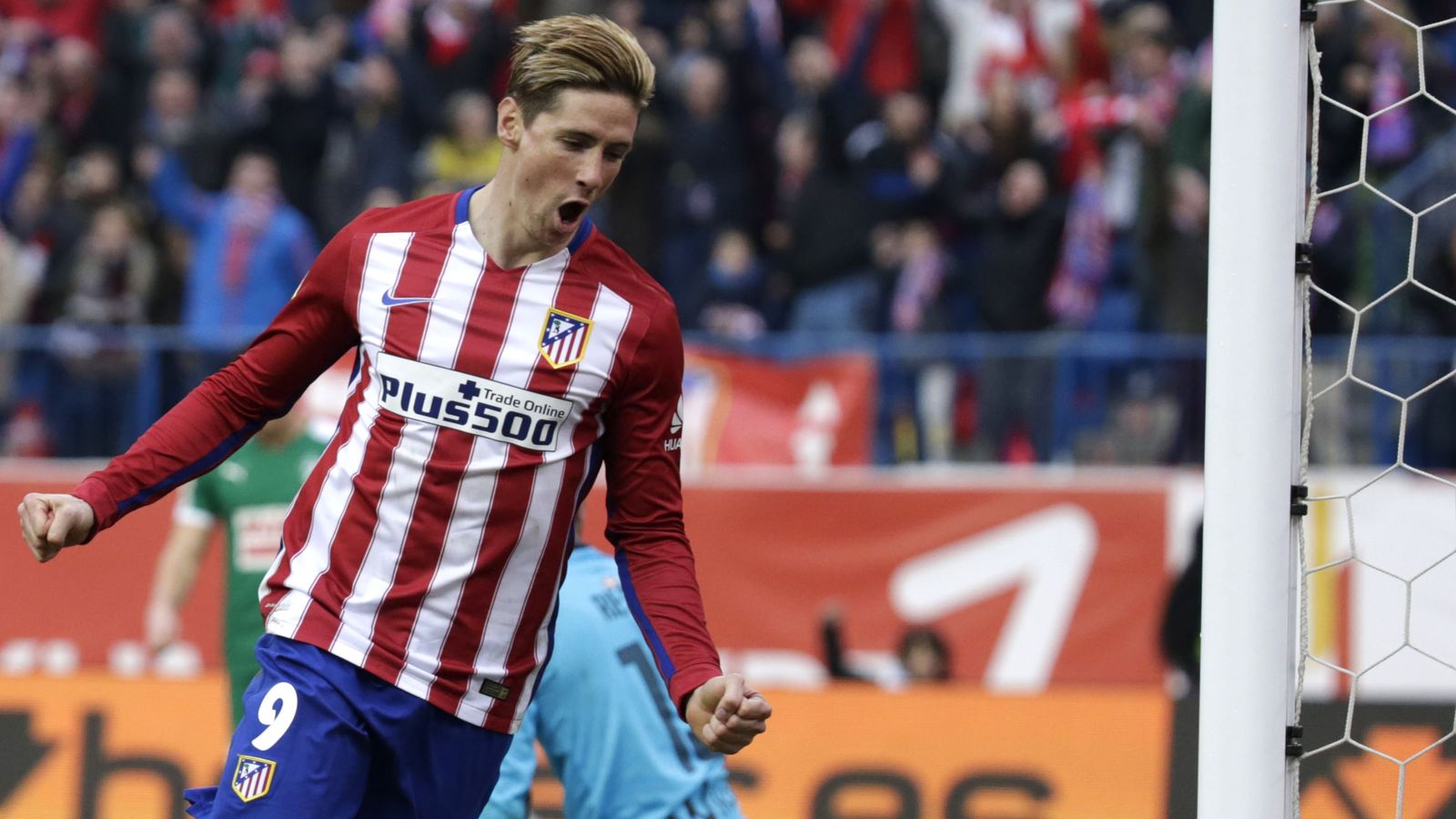 Foto: Fernando Torres, celebrando su gol cien como jugador del Atlético de Madrid (Efe).