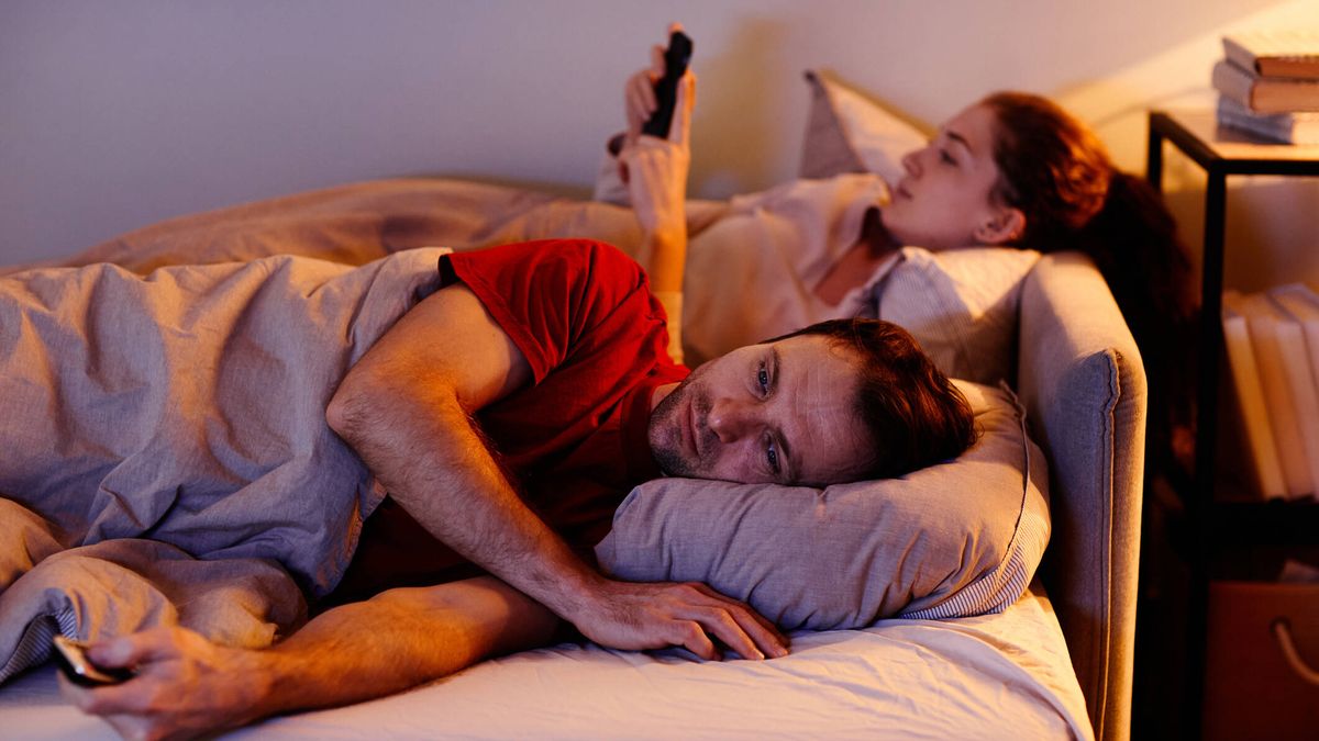 ¿Haces esto con tu pareja cuando os vais a la cama? Está acabando con vuestra relación (y no es el mal sexo)