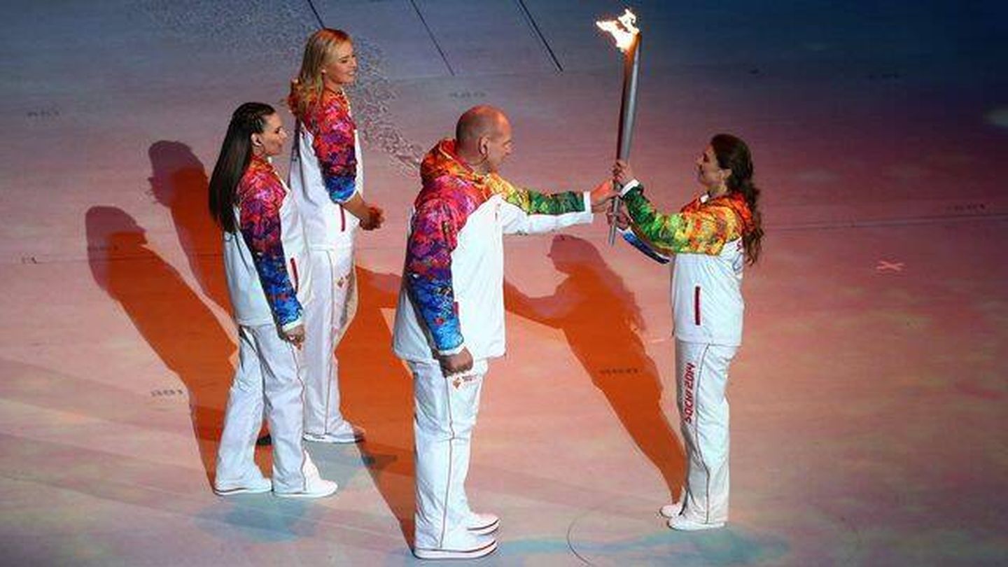  La exgimnasta, sujetando la antorcha olímpica en los JJOO de Sochi. (Getty/Martin Rose)