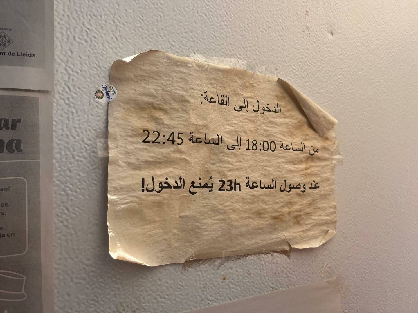 Una nota escrita en árabe en un centro de acogida de Lleida. (C.S.)