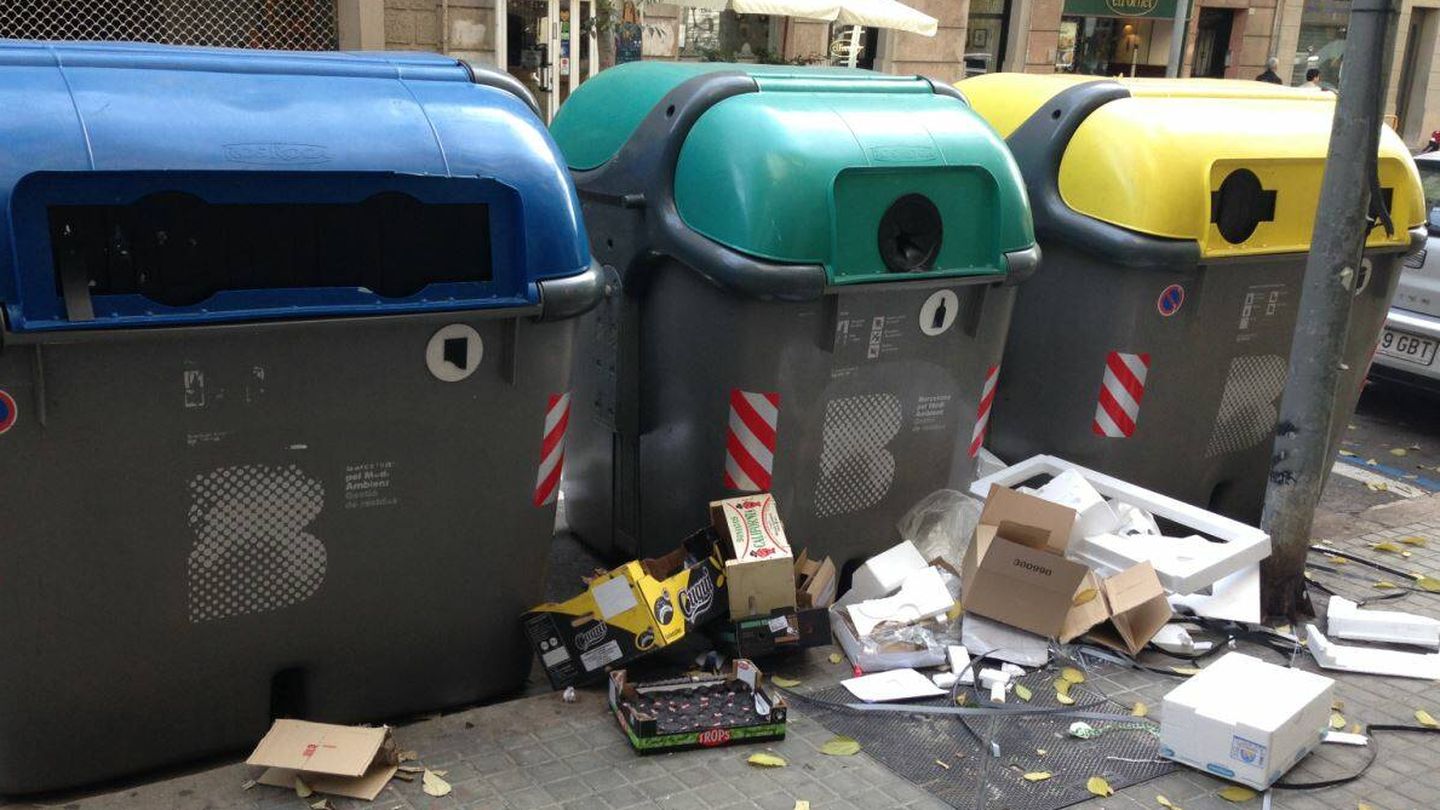 El abandono de residuos fuera del contenedor es un acto de incivismo. (Jose Luis Gallego)