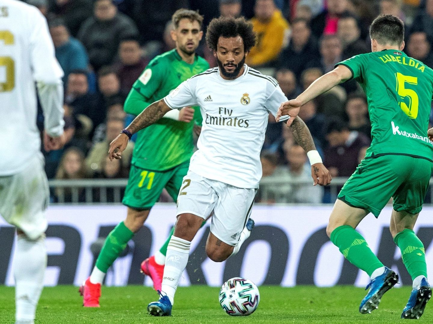 Marcelo se enfrenta a Zubeldia en el Bernabéu. (Efe)