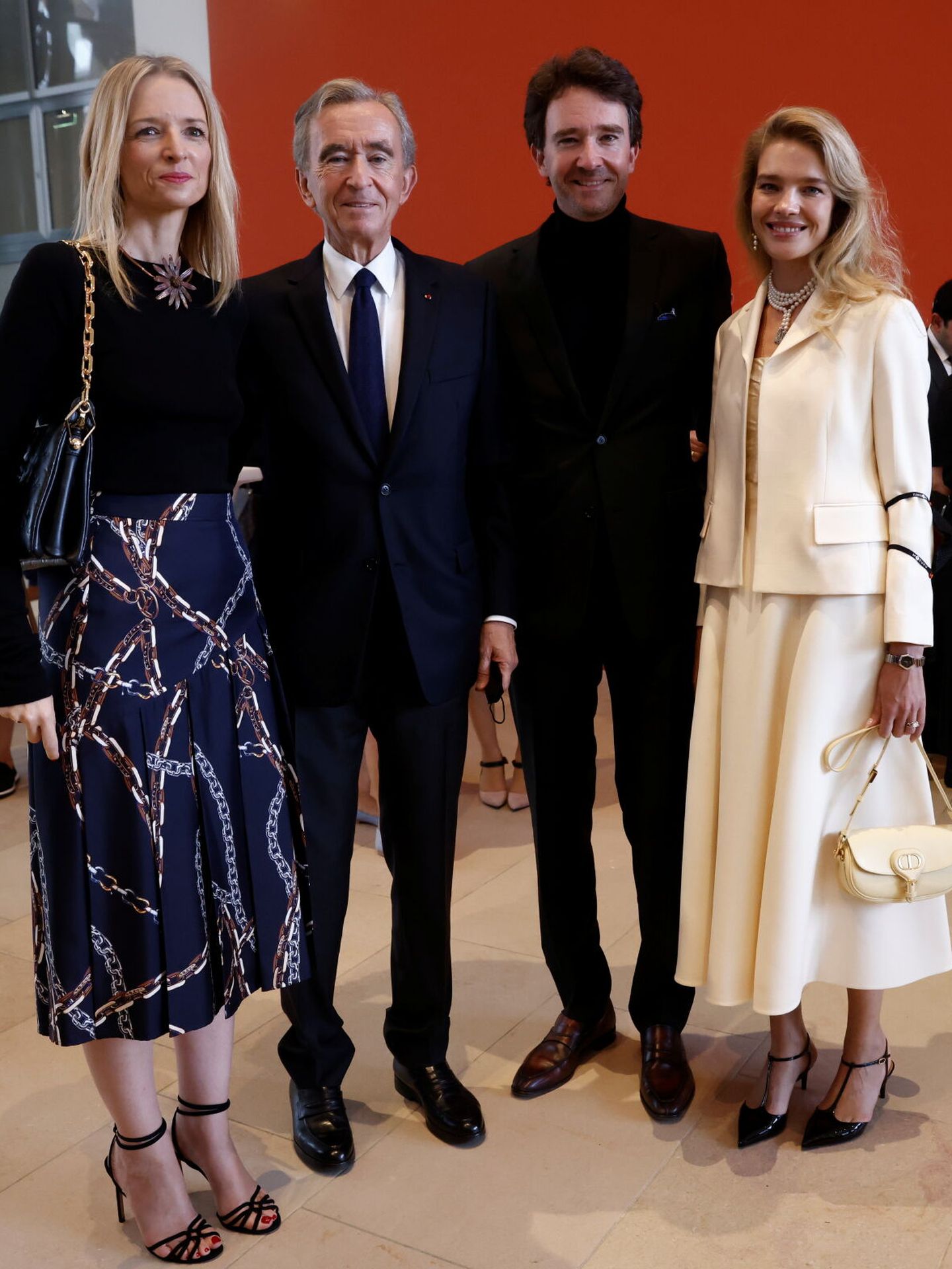 Delphine, Antoine y Bernard Arnault, junto a Natalia Vodianova en la Fundación Louis Vuitton de París. (Reuters)