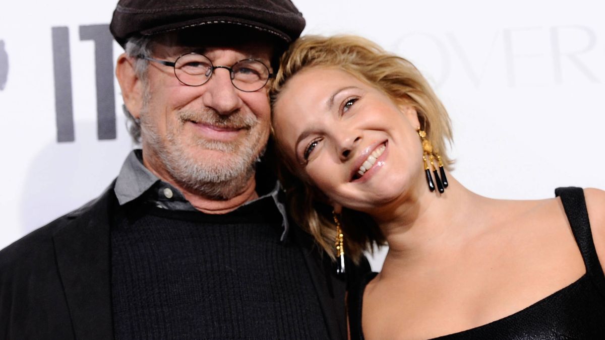Así organizó Spielberg la primera cita de Drew Barrymore y uno de los Goonies