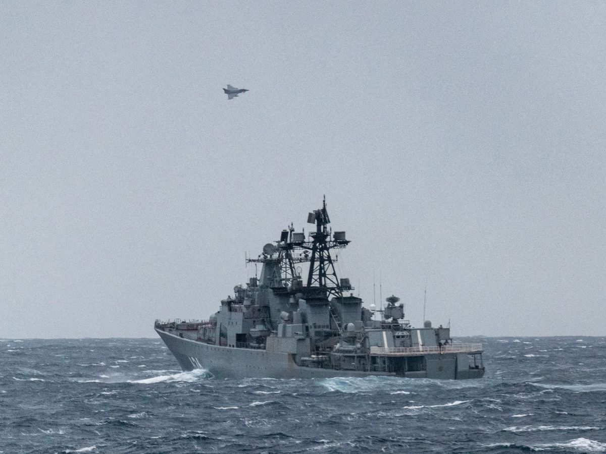 Foto: El destructor Vicealmirante Kulakov, a su paso por aguas británicas. (EFE)