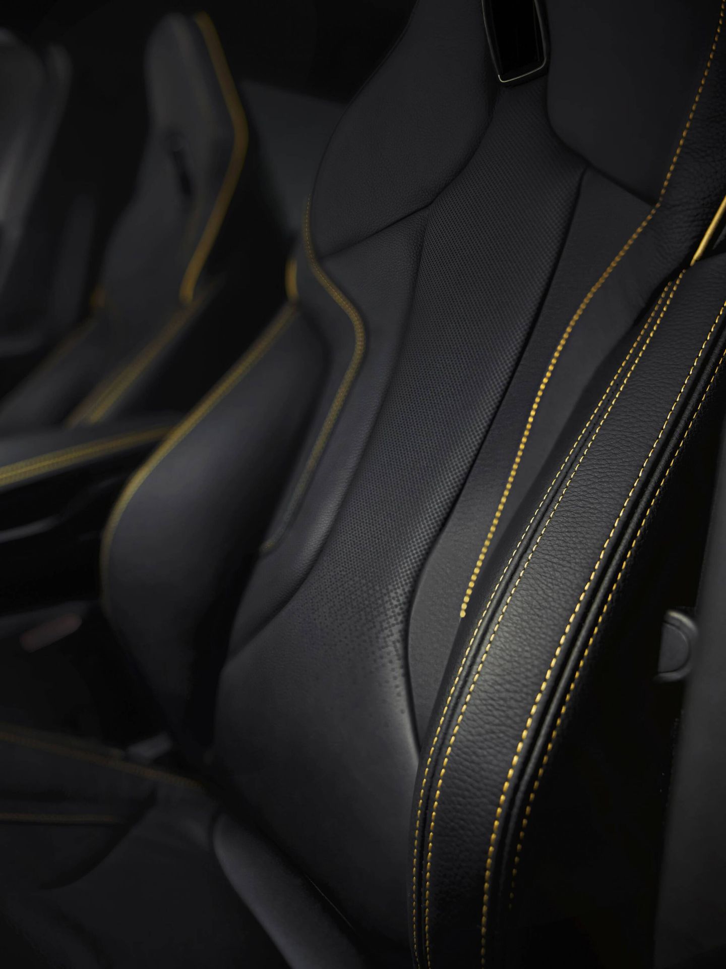Cuenta con asientos M Sport con gran soporte lateral y con costuras en Giallo Oro.