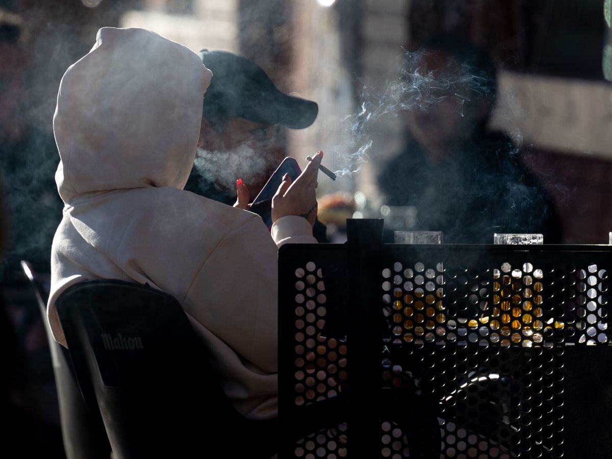 Foto: Una persona fumando en una terraza. (EP/Eduardo Parra)