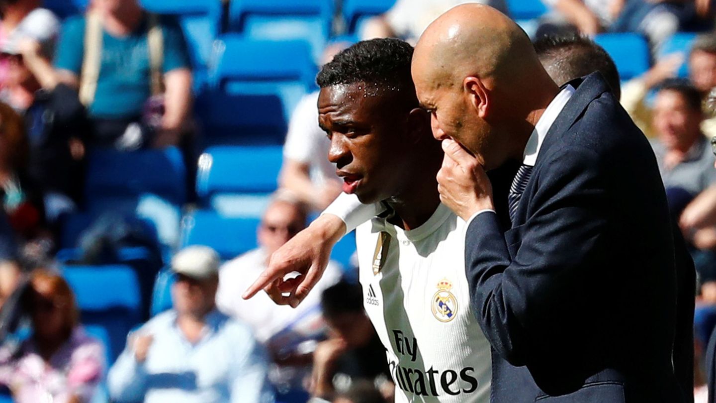 Vinícius, con Zidane, este domingo. (Reuters)