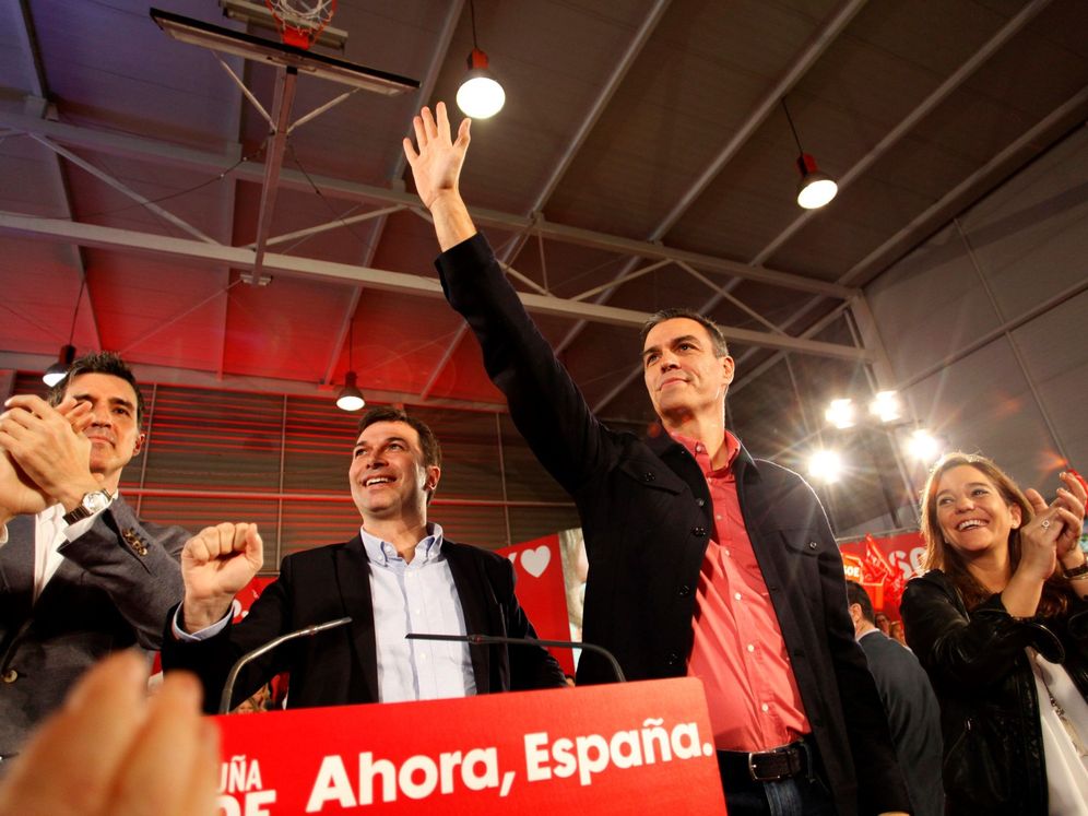 Foto: Pedro Sánchez, flanqueado por Gonzalo Caballero, líder del PSdeG-PSOE, e Inés Rey, alcaldesa de A Coruña, este 27 de octubre en la ciudad gallega. (EFE)
