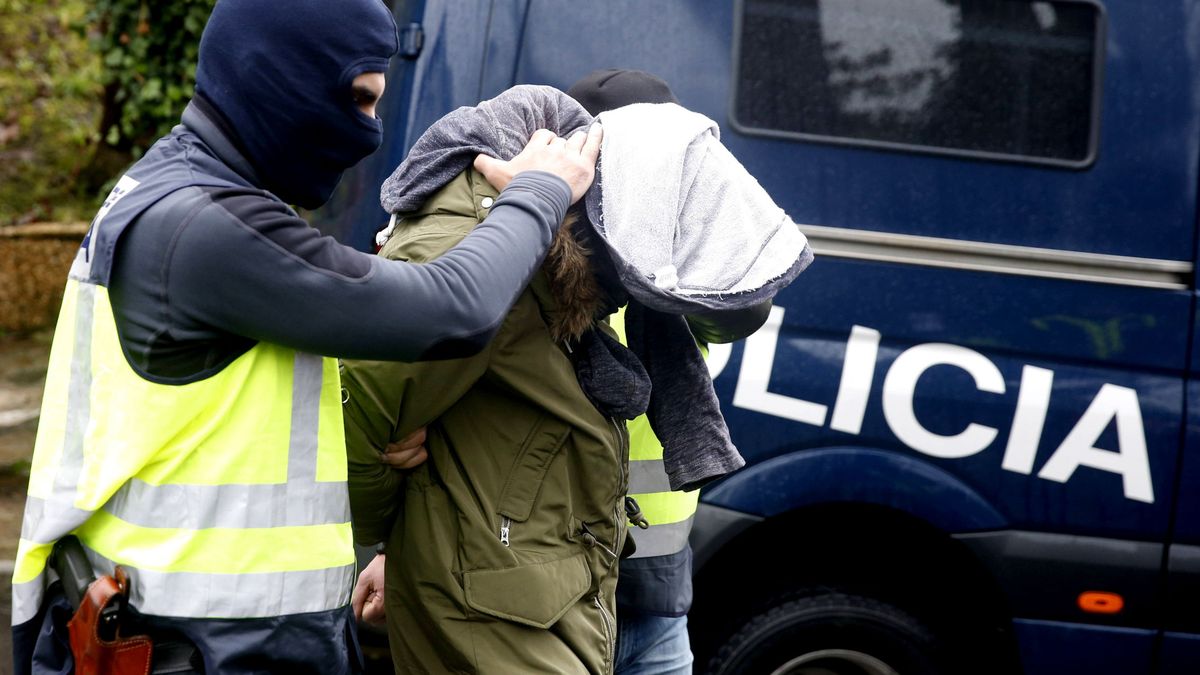 Detenido en Vitoria un captador de yihadistas y en Alicante una mujer que intentó viajar a Siria con sus hijos