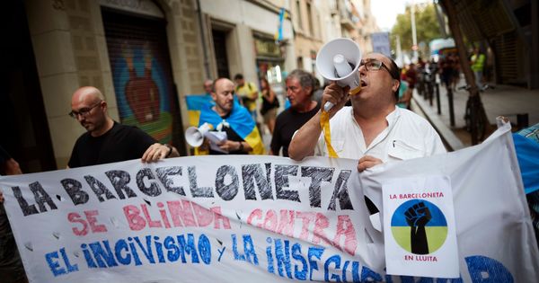 Foto: Vecinos de la Barceloneta se manifiestan para exigir al Ayuntamiento de Barcelona más medidas para frenar el incivismo y la inseguridad. (EFE)