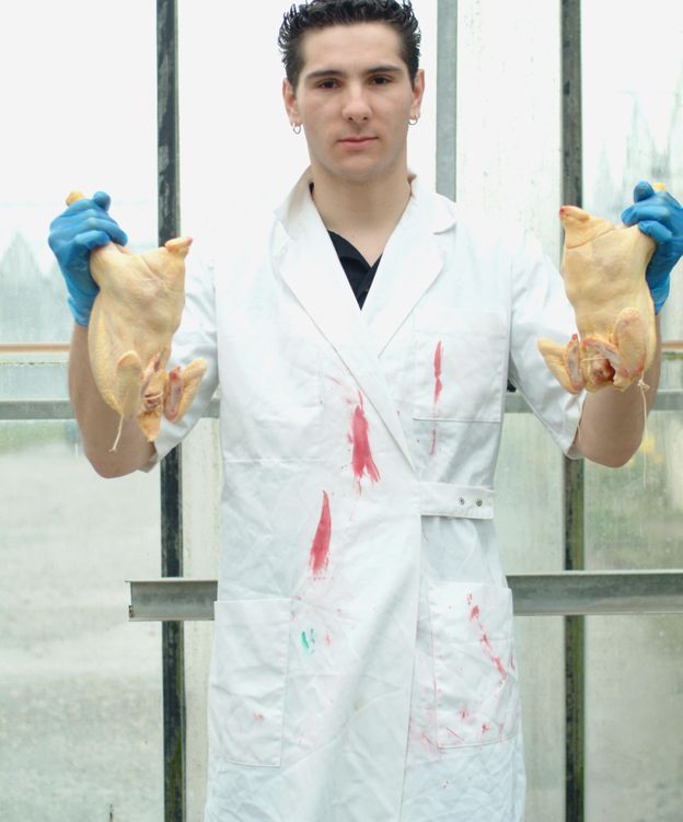 Foto: Un carnicero sujetando dos pollos (EFE)