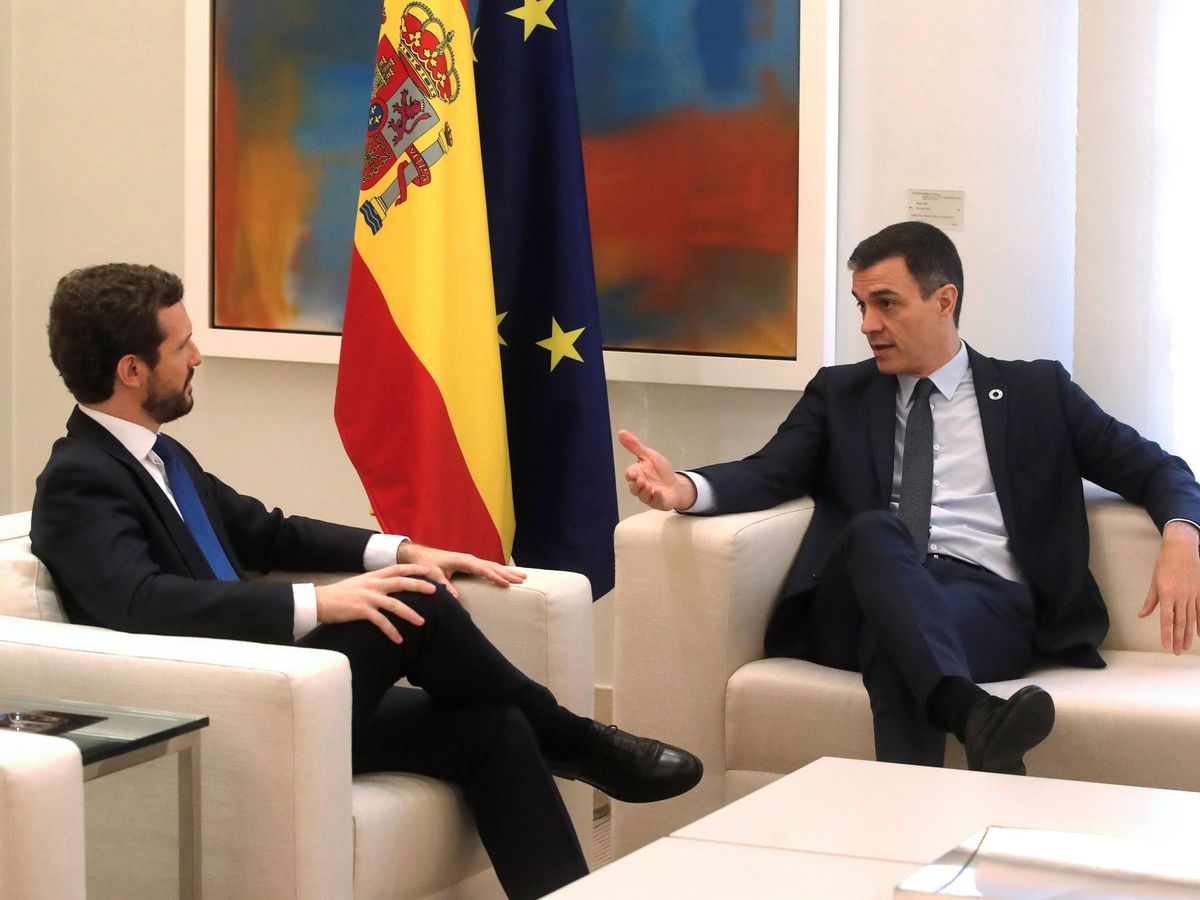 Foto: El presidente del Gobierno, Pedro Sánchez, en su reunión con Pablo Casado en Moncloa. (EFE)