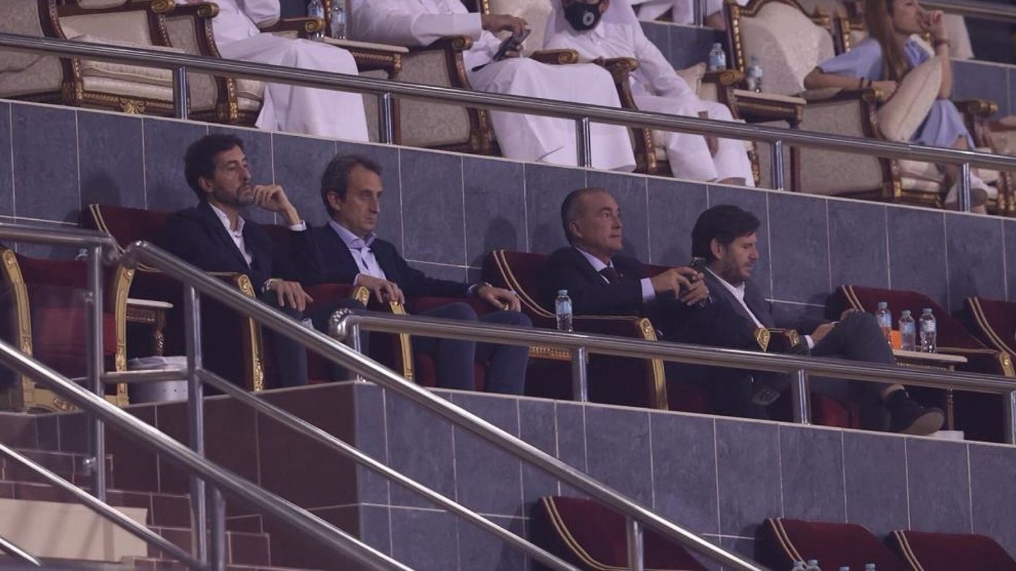 Laporta mandó al director de fútbol del Barça, Mateu Alemany y al vicepresidente deportivo, Rafa Yuste a negociar el fichaje de Xavi en Qatar. (EFE/QSL)