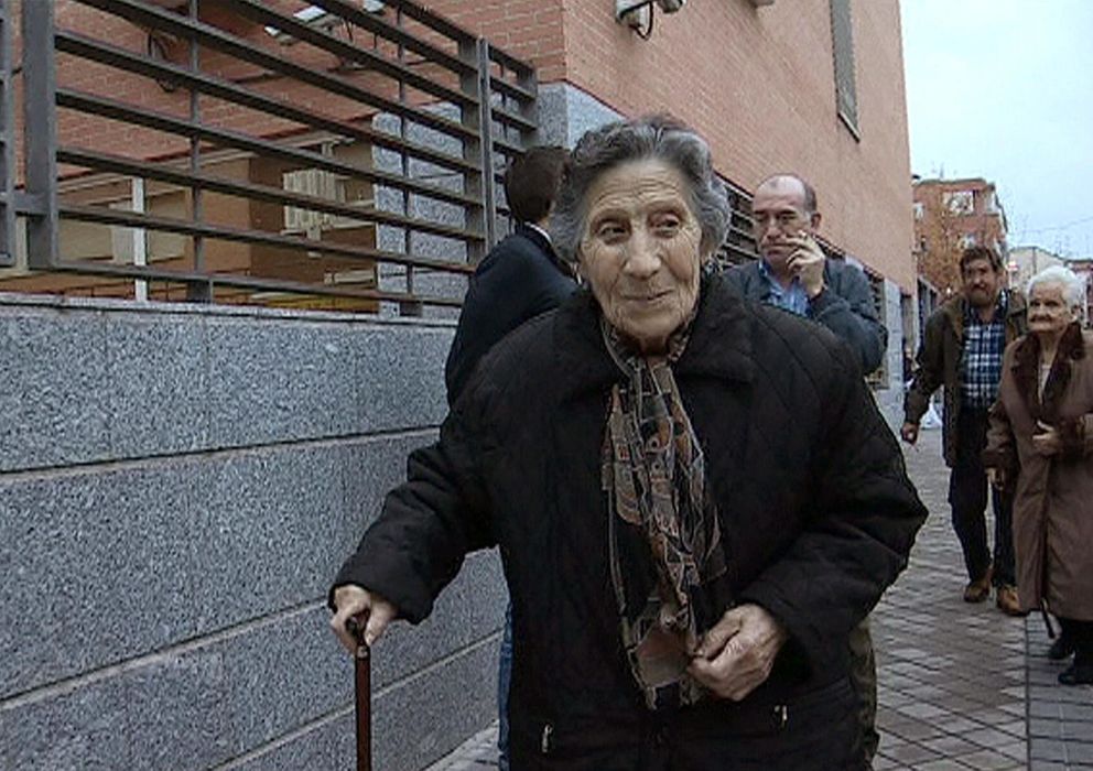 Foto: Carmen Martínez Ayuso, la vecina de Vallecas de 85 años que fue desahuciada el viernes. (EFE)