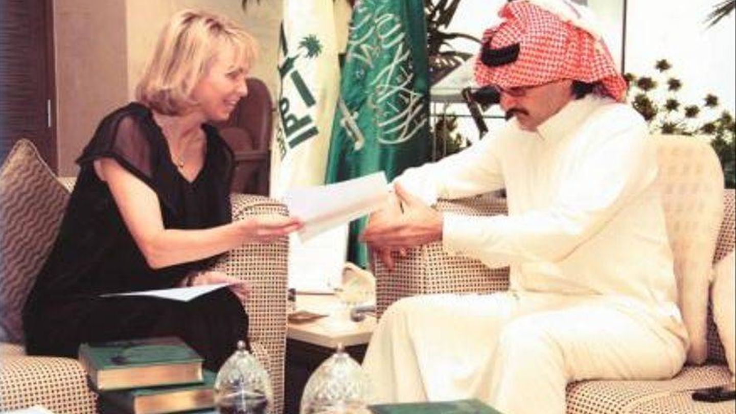 Corinna y el príncipe saudí Al-Waleed bin Talal en Riad, en la reunión de junio de 2007 a la que ella acudió como 'representante' del rey. (Al Riyadh)