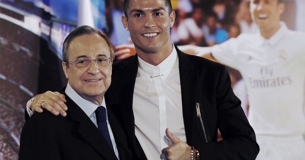 Foto:  El delantero portugués del Real Madrid Cristiano Ronaldo, acompañado por el presidente del club, Florentino Pérez. (EFE)