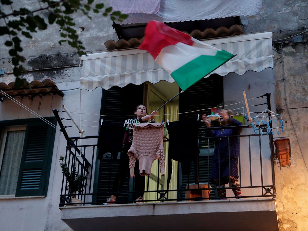 Foto: Una mujer, en un balcón en Nápoles. (Reuters)