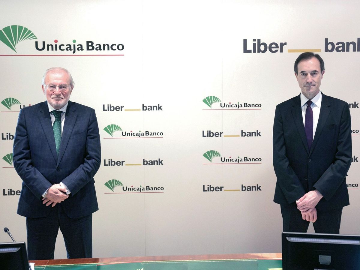 Foto: El presidente de Unicaja, Manuel Azuaga (i) junto con el consejero delegado de Liberbank, Manuel Menéndez (EFE)
