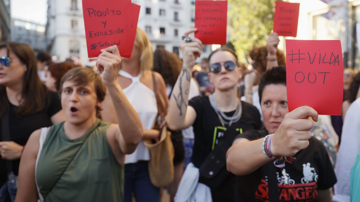 Feministas protestan este viernes en Motril, Sevilla o Málaga para "sacarle la roja a Rubiales"