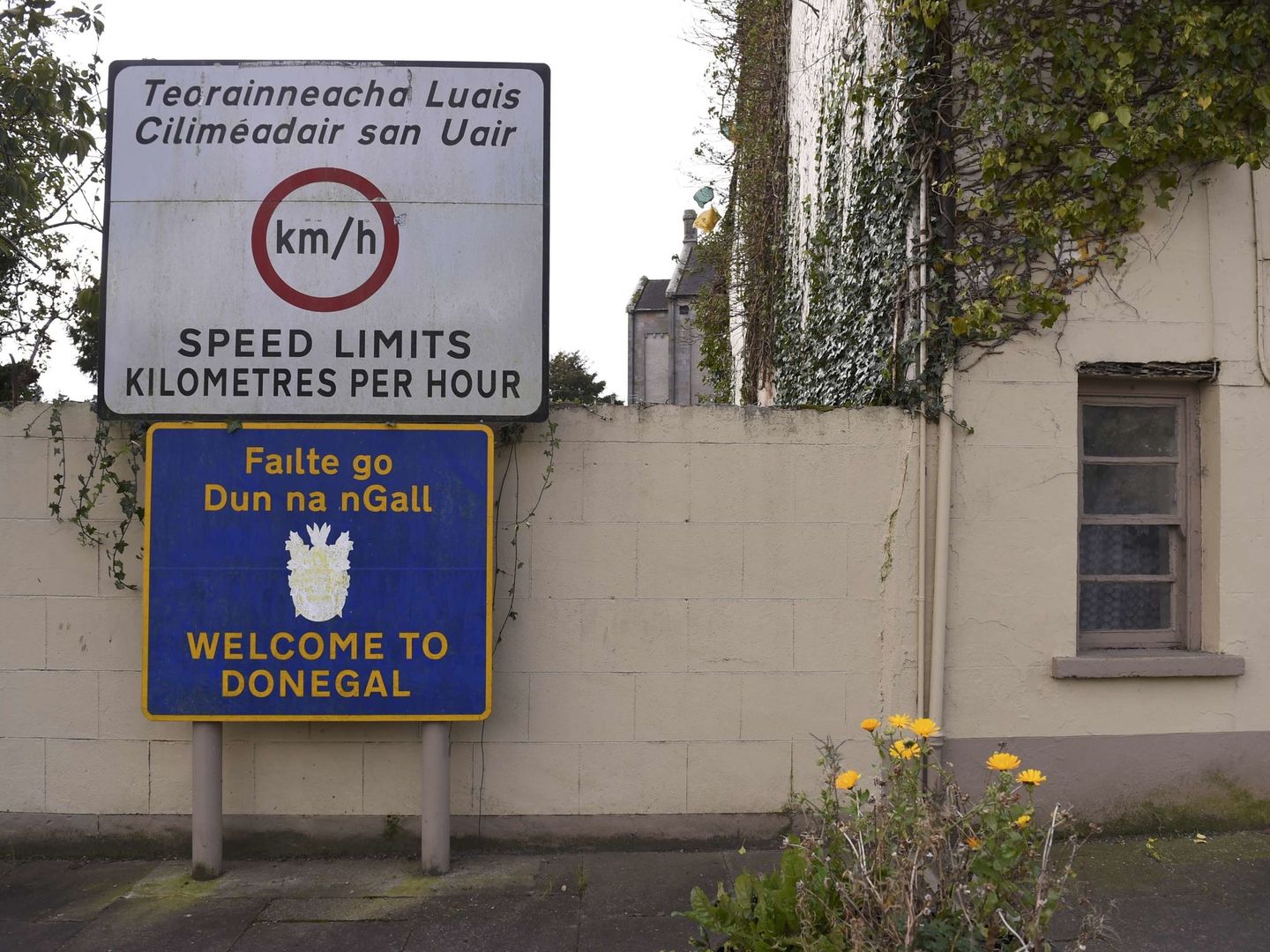 Una señal que indica la entrada en Irlanda desde Irlanda del Norte en Donegal, ciudad fronteriza, en inglés y gaélico. (Reuters)