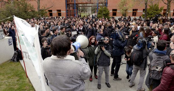 Foto: Protestas de alumnos de la Universidad Rey Juan Carlos. (EFE)