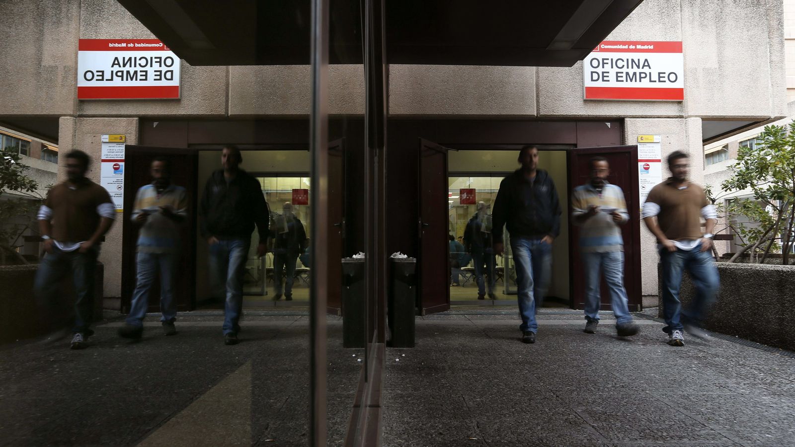 Foto: Varias personas salen de una oficina de empleo en Madrid. (EFE)