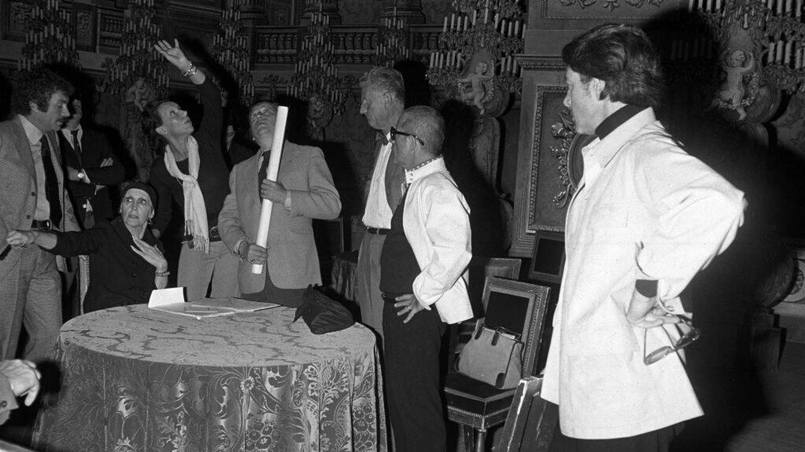 Kay Thompson, Francoise de la Renta y Joe Eula con Marc Salet, arquitecto de Versailles, y Serge. (Fairchild Archive/WWD/Penske Media via Getty)
