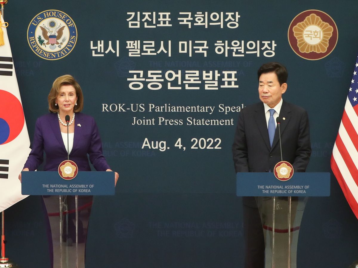 Foto: Nancy Pelosi se reúne con el presidente de la Asamblea Nacional de Corea del Sur, Kim Jin-Pyo. (EFE/EPA/Yonhap Pool)