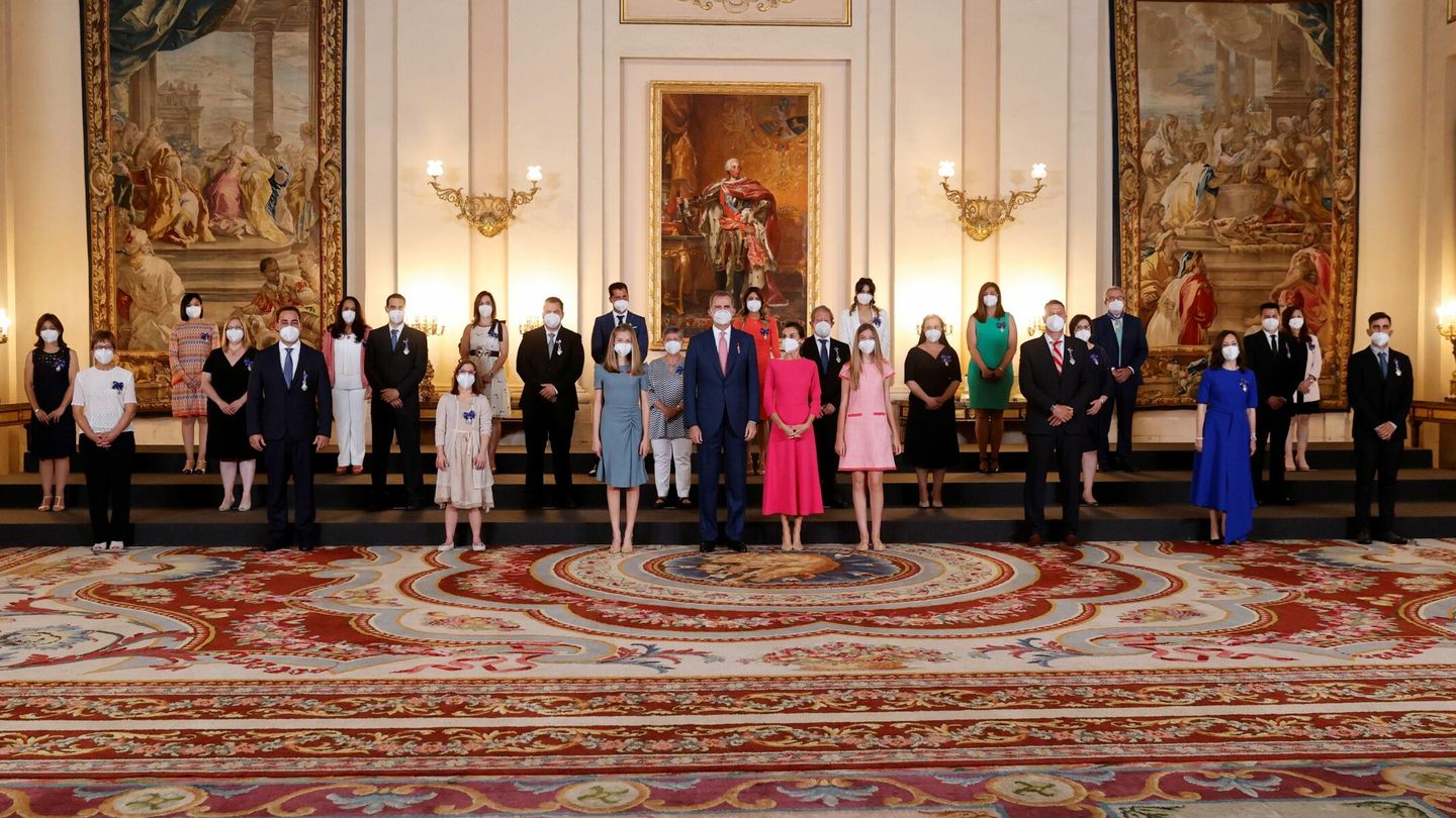 La familia real, con los premiados. Alicia, de blanco detrás de la infanta Sofía. (EFE)