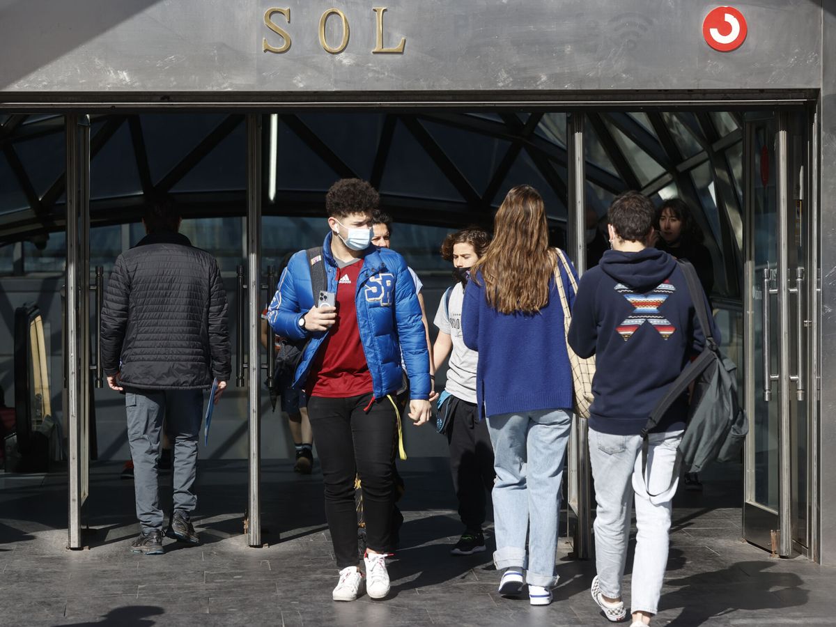 Foto: Varias personas con mascarilla salen de la estación de metro de Sol en Madrid. (EFE/Juan Carlos Hidalgo)
