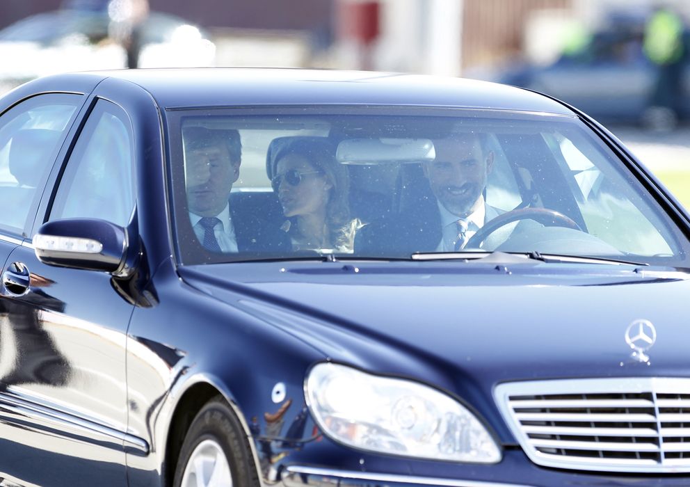 Foto: El Príncipe conduce el coche con el que se desplazan a Zarzuela (I. C.)