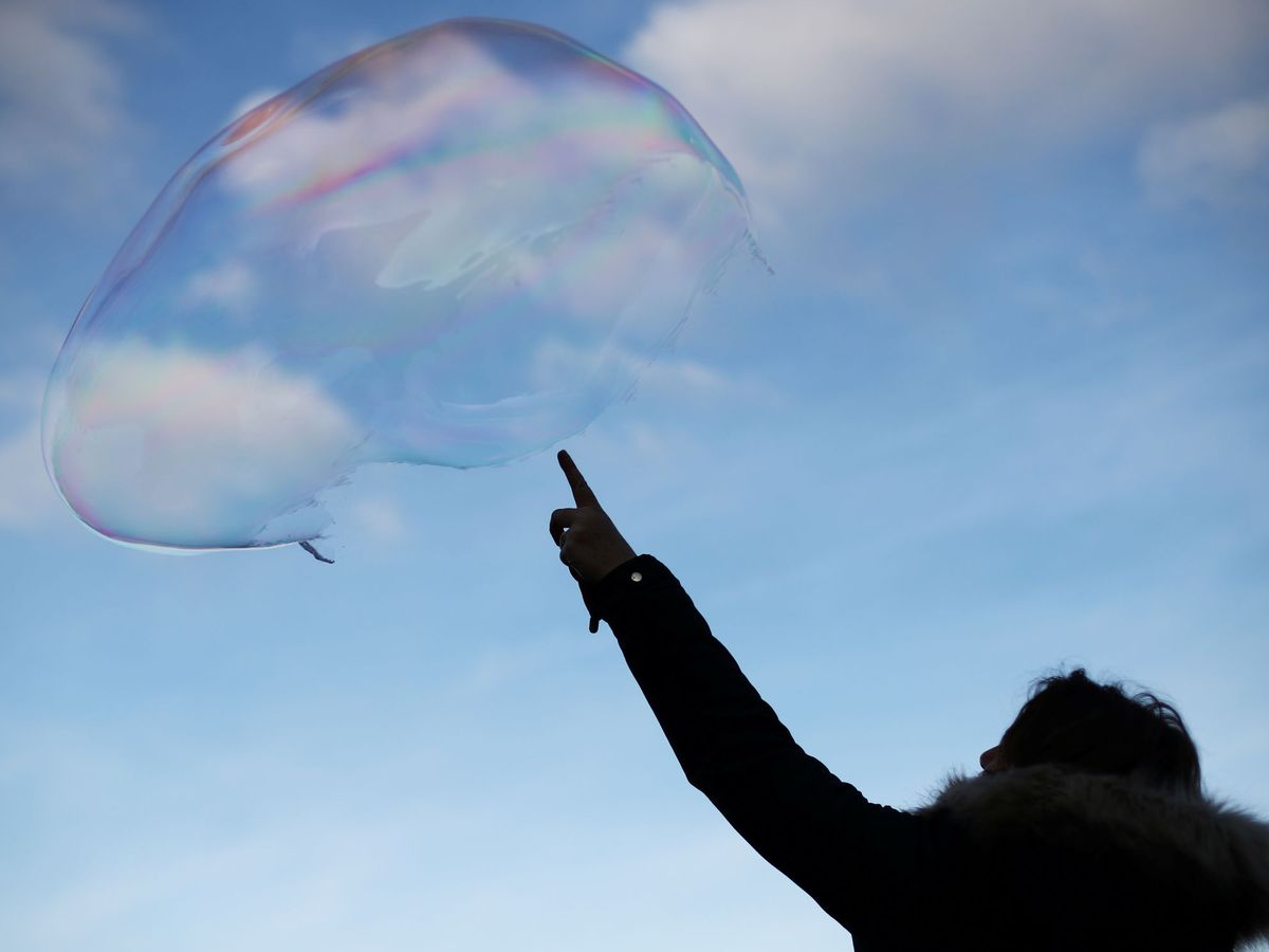 Foto: Foto de archivo de una mujer señalando a una burbuja. (Reuters)