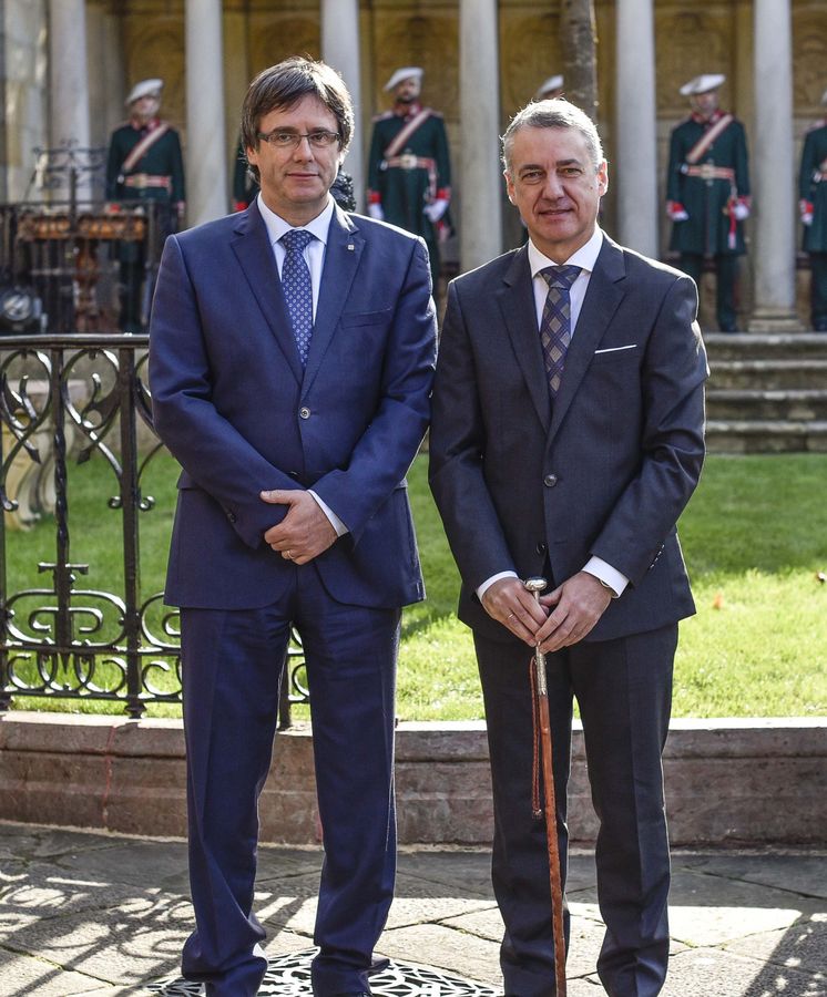 Foto: Íñigo Urkullu y Carles Puigdemont, en la toma de posesión del lehendakari. (EFE)