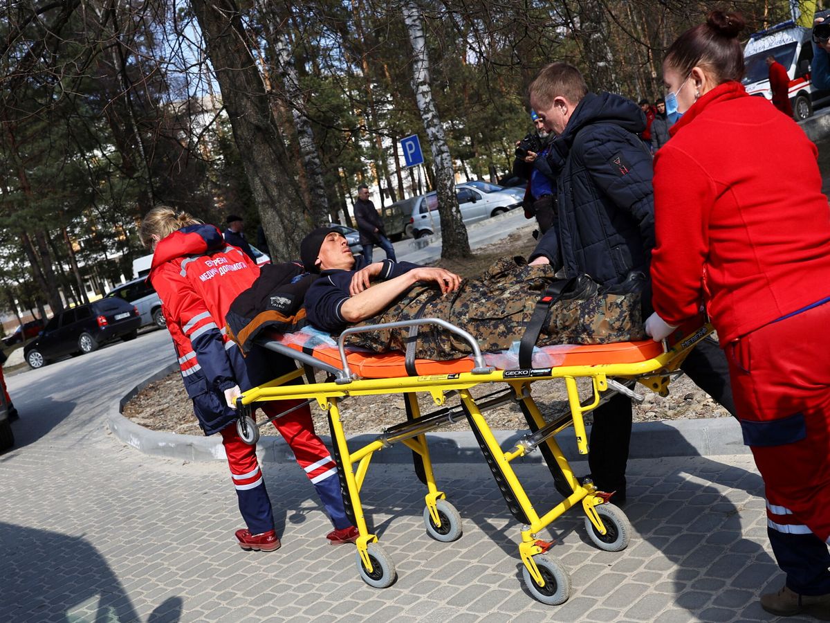 Foto: Los sanitarios auxilian a un militar herido en el ataque. (Reuters/Kai Pfaffenbach)