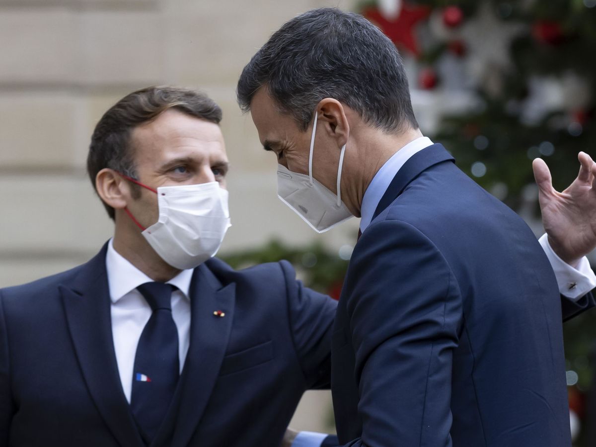 Foto: El encuentro entre Sánchez y Macron en París, este lunes 14 de diciembre. (EFE)