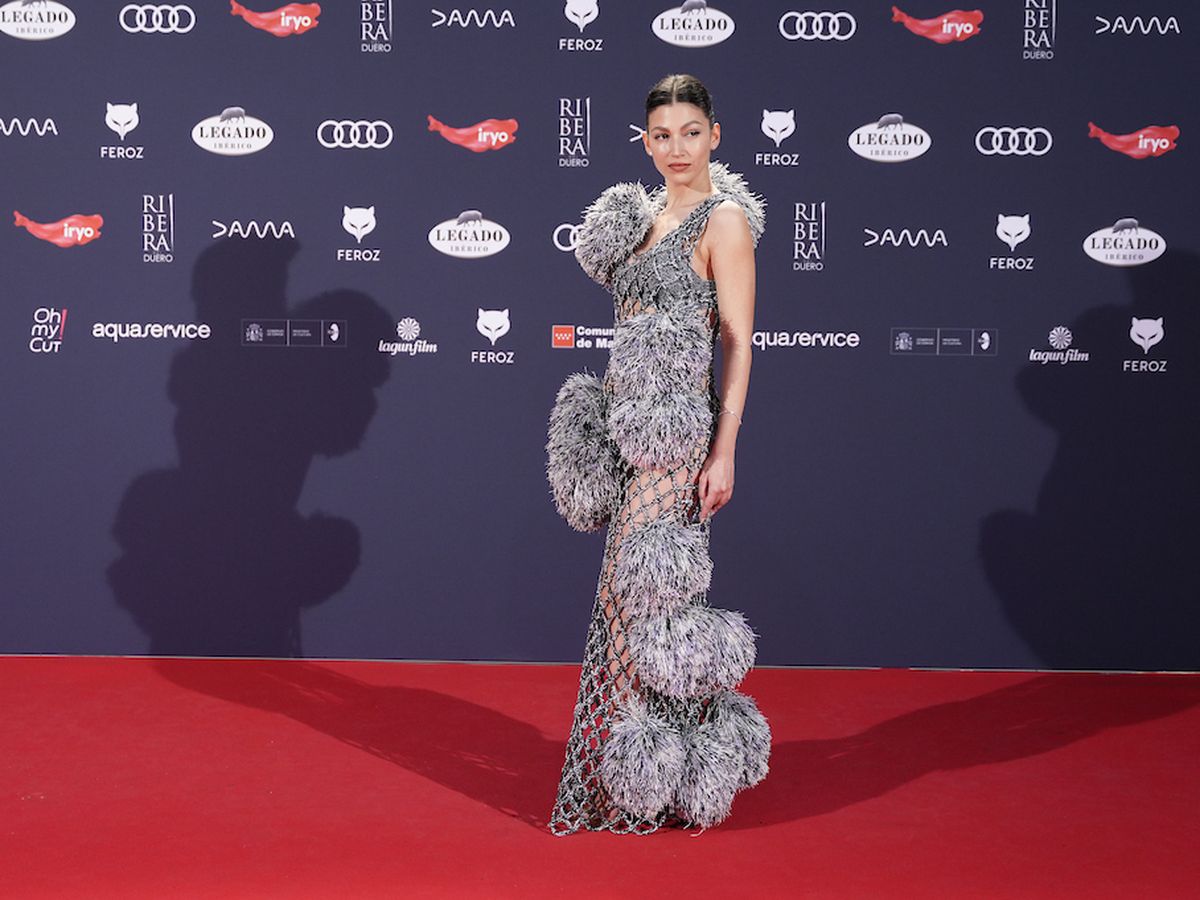 Foto: Úrsula Corberó a su llegada a los Premios Feroz 2024 vestida de Bottega Veneta. (Limited Pictures)
