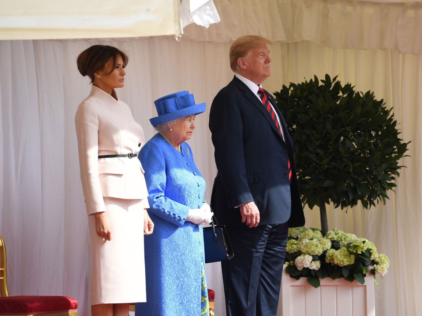 Los Trump, con Isabel II. (EFE)