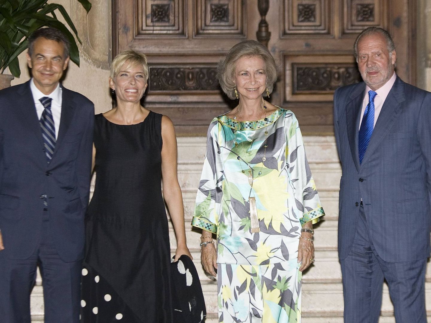 Los Reyes, junto al presidente del Gobierno, José Luis Rodríguez Zapatero y su esposa en 2009. (EFE)