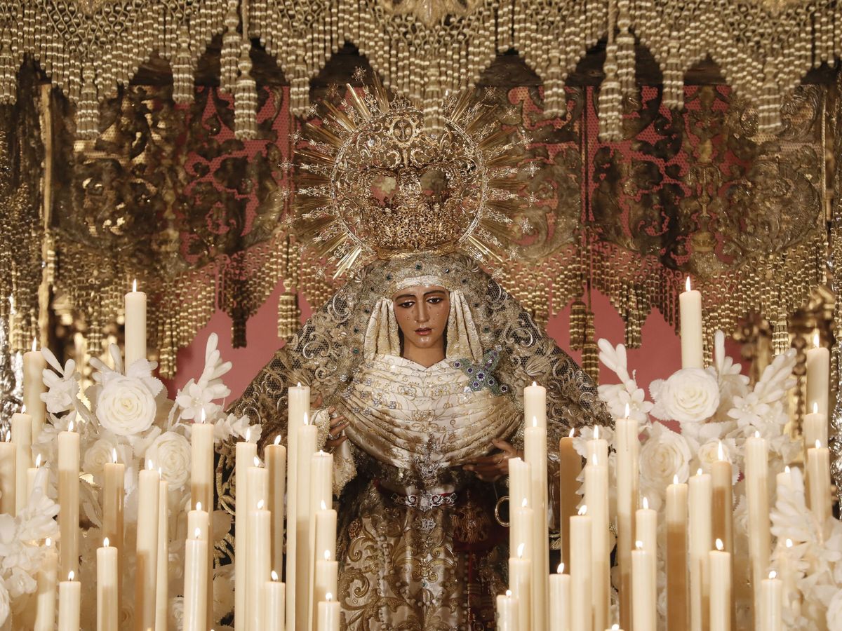 Foto: La Virgen de la Esperanza de Triana. (EFE/José Manuel Vidal)