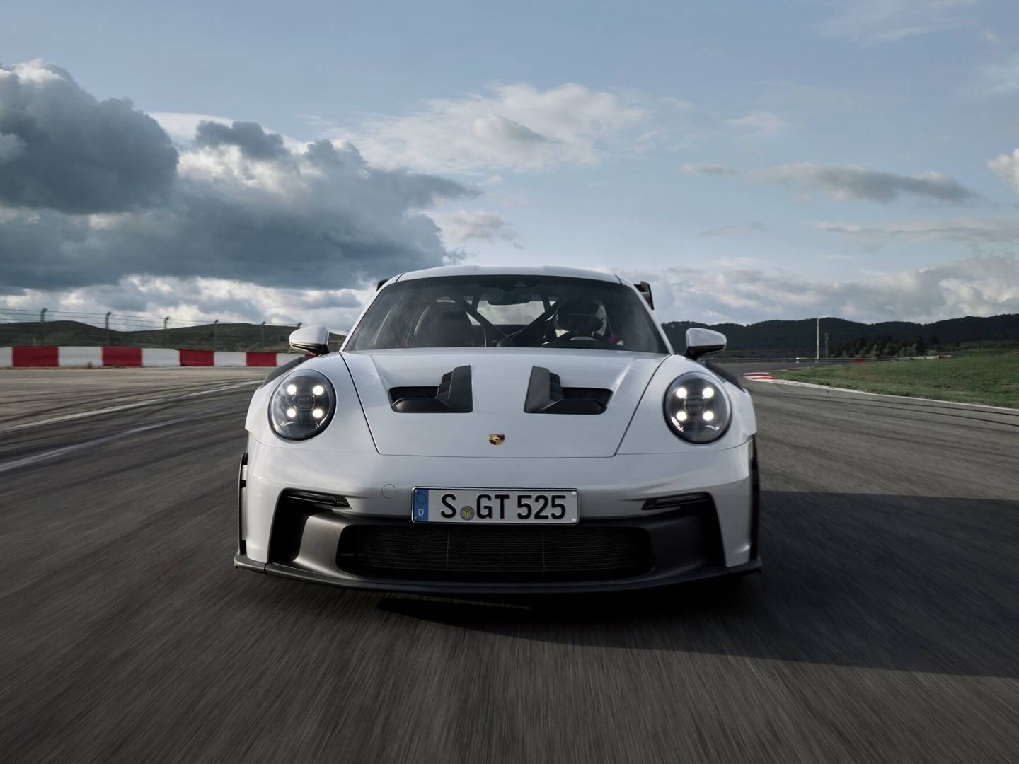 Porsche ha optado por un nuevo concepto de radiador central, alojado donde iría el maletero.