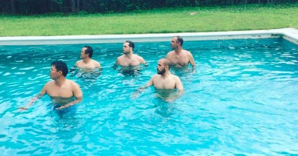 Foto: David Bustamante y sus amigos bailando en la piscina. (Instagram)