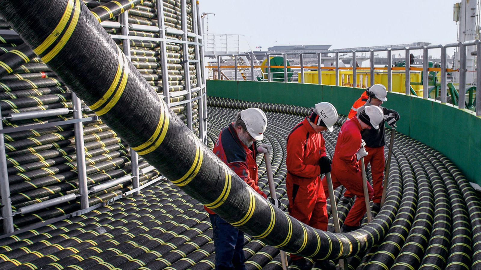 Foto: Trabajadores operando fibra óptica submarina. (EFE)