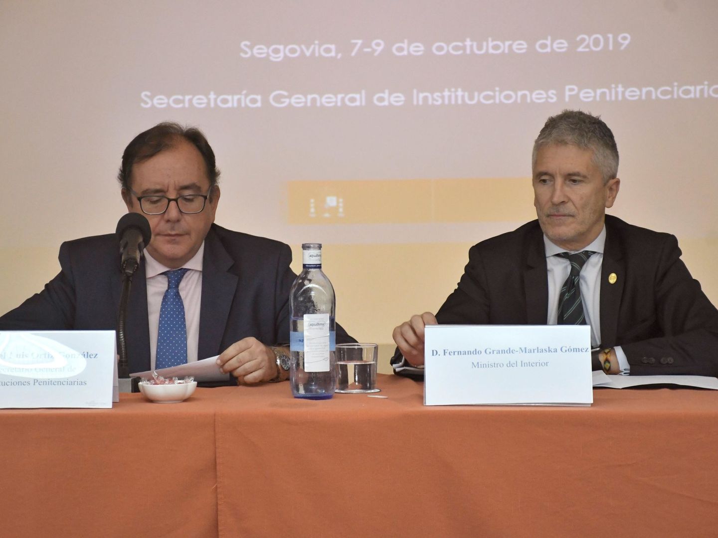 El ministro del Interior, Fernando Grande-Marlaska, junto al secretario general de Instituciones Penitenciarias, Ángel Luis Ortiz. (EFE)