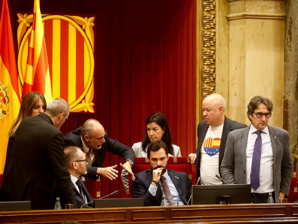 Foto: El presidente del Parlament, Roger Torrent (c), junto a los miembros de la Mesa y los letrados de la cámara catalana. (EFE)