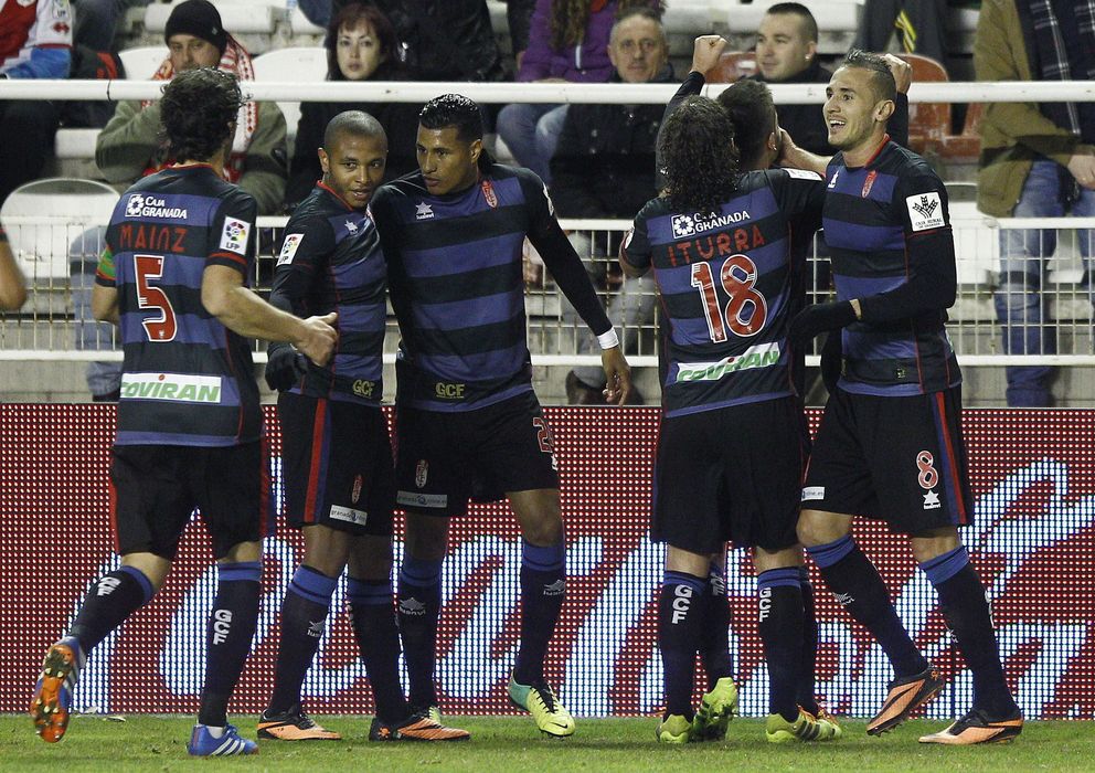 Foto: Los jugadores del Granada celebran el primero de los dos goles en su visita al Rayo Vallecano. (Efe).